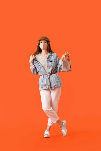 Mujer Joven Moda Con Máscara Fondo Color — Foto de Stock