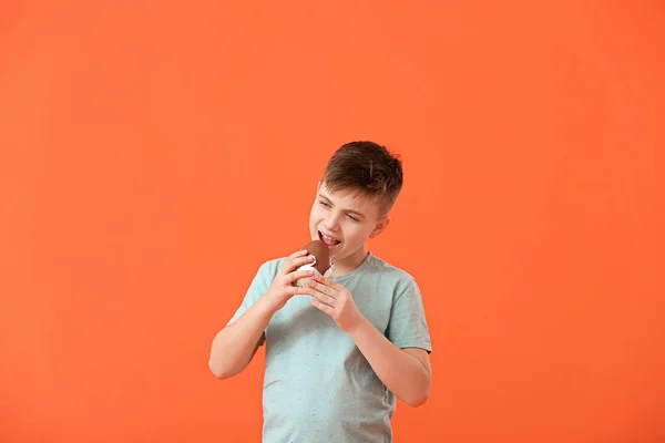 Menino Bonito Com Ovo Páscoa Chocolate Fundo Cor — Fotografia de Stock