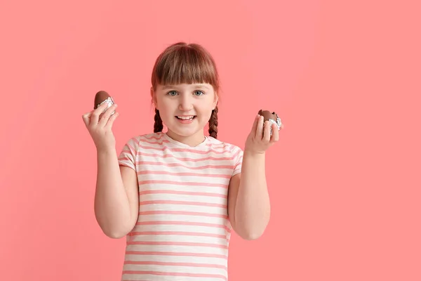 Cute Little Girl Chocolate Easter Eggs Color Background — Stock Photo, Image