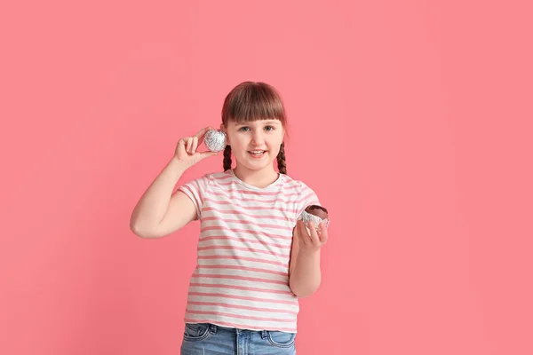 Cute Little Girl Czekoladowych Pisanek Tle Koloru — Zdjęcie stockowe