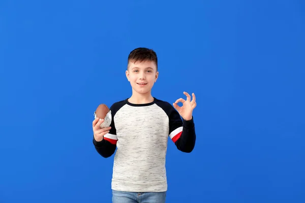 Menino Bonito Com Ovo Páscoa Chocolate Mostrando Fundo Cor — Fotografia de Stock