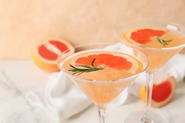 Szemüveg Ízletes Grapefruit Koktél Asztalon Közelkép — Stock Fotó