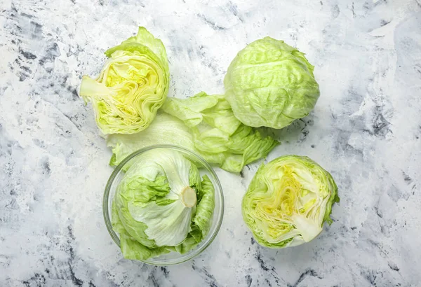 Ciotola Con Lattuga Iceberg Sfondo Colore — Foto Stock