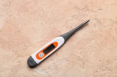 Renk arkaplanı üzerindeki elektronik termometre