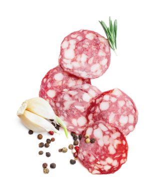 Beyaz arka planda lezzetli salam dilimleri