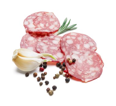 Beyaz arka planda lezzetli salam dilimleri