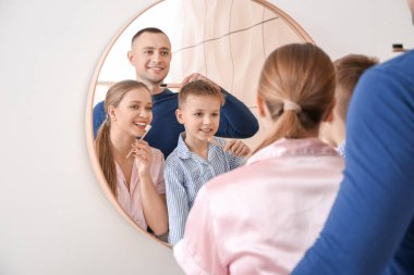 Aile tuvalette dişlerini fırçalıyor.