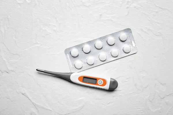 Electronic Thermometer Pills White Background — Stock Photo, Image
