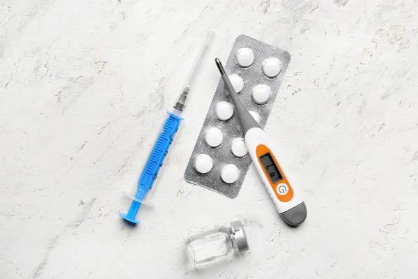 Elektronisches Thermometer Mit Pillen Impfstoff Und Spritze Auf Weißem Hintergrund — Stockfoto