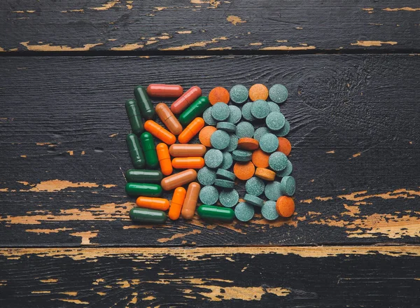 Různé Pilulky Tmavém Dřevěném Pozadí — Stock fotografie