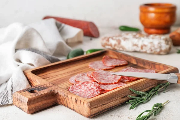 Tavola Con Fette Salame Tavola — Foto Stock