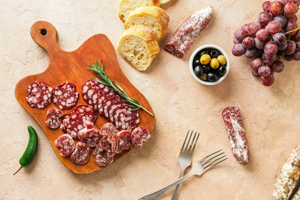 Tavola Con Gustose Fette Salame Fondo Grunge — Foto Stock