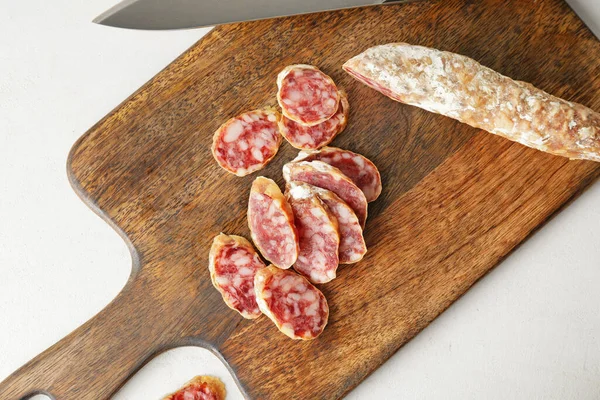 Tavola Con Fette Salame Fondo Chiaro — Foto Stock