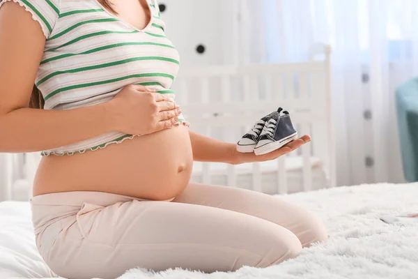 Νεαρή Έγκυος Γυναίκα Παιδικά Μποτάκια Στο Σπίτι — Φωτογραφία Αρχείου