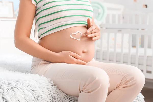Joven Embarazada Aplicando Crema Vientre Casa —  Fotos de Stock