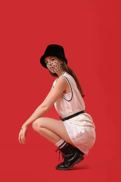 Mujer Joven Moda Con Máscara Fondo Color —  Fotos de Stock