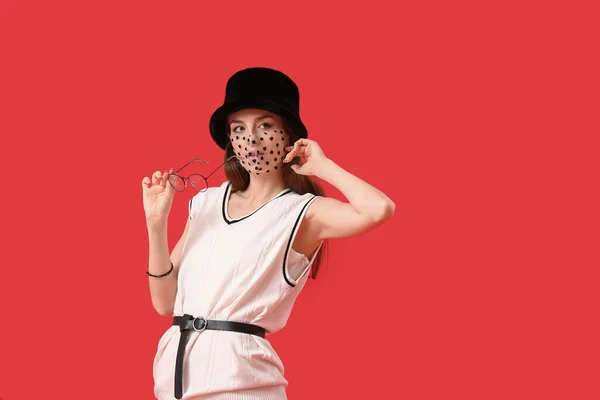 Modieuze Jonge Vrouw Met Masker Kleur Achtergrond — Stockfoto