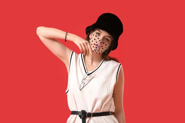 Μοντέρνα Νεαρή Γυναίκα Φορώντας Μάσκα Στο Φόντο Χρώμα — Φωτογραφία Αρχείου