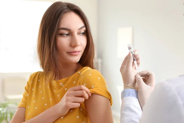 Γιατρός Εμβολιάζει Γυναίκα Στην Κλινική — Φωτογραφία Αρχείου