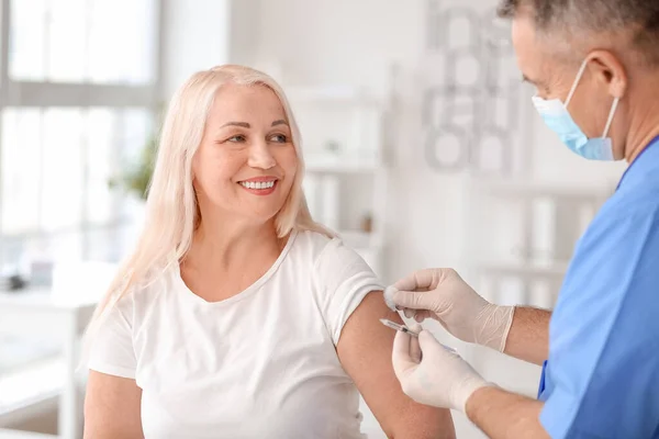 Läkare Vaccinerar Patienten Kliniken — Stockfoto