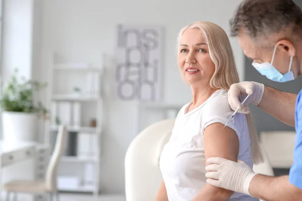 Doctor Vaccinating Patient Clinic — Stock Photo, Image