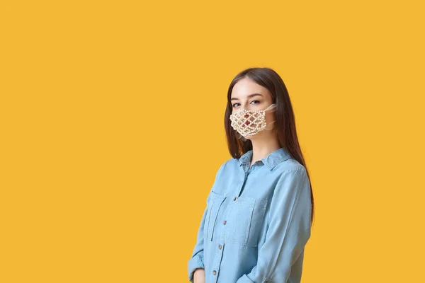 Stilvolle Junge Frau Trägt Kreative Maske Auf Farbigem Hintergrund — Stockfoto