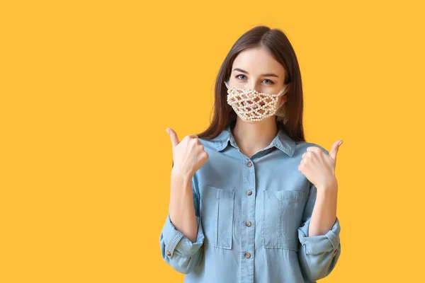 Stilvolle Junge Frau Trägt Kreative Maske Und Zeigt Daumen Nach — Stockfoto
