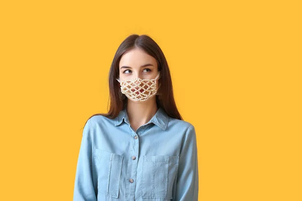 Stilvolle Junge Frau Trägt Kreative Maske Auf Farbigem Hintergrund — Stockfoto
