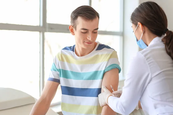 Läkare Som Vaccinerar Patienten Mot Covid Kliniken — Stockfoto