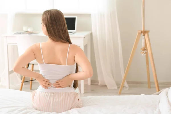 Junge Frau Leidet Unter Rückenschmerzen Schlafzimmer — Stockfoto