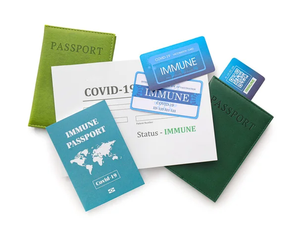 Διαβατήρια Αποτελέσματα Δοκιμών Covid Και Ανοσοποιητικές Κάρτες Λευκό Φόντο — Φωτογραφία Αρχείου