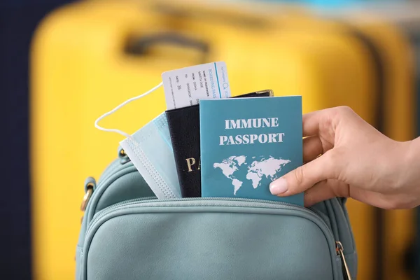 Touriste Avec Passeport Immunitaire Bagages Aéroport — Photo