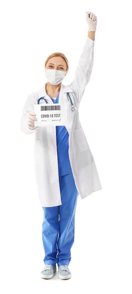 Médico Feliz Com Resultado Teste Covid Negativo Fundo Branco — Fotografia de Stock