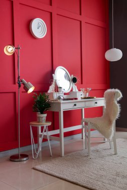 Modern zemin lambası şık giyinme odasının içinde.