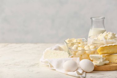 Hafif arkaplanda farklı süt ürünleri