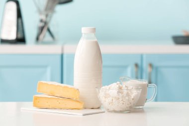 Mutfaktaki masada farklı süt ürünleri var.