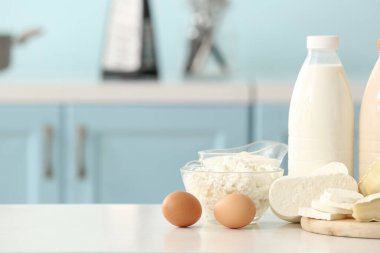 Mutfaktaki masada farklı süt ürünleri var.