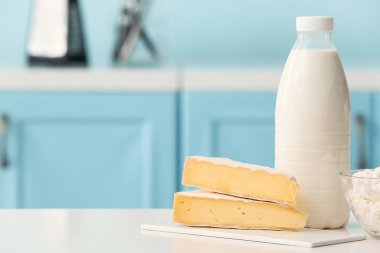 Mutfaktaki masada bir şişe süt ve lezzetli peynir.