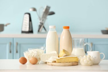 Mutfaktaki masada farklı süt ürünleri var.