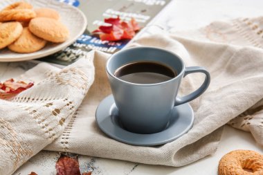 Güzel sonbahar kompozisyonu, açık arkaplanda bir fincan kahve ve kurabiye.