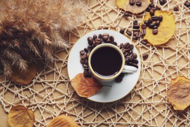 Masada kahve ve fasulye ile güzel bir sonbahar kompozisyonu