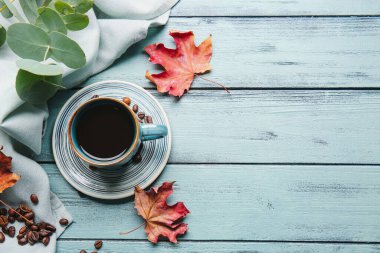 Güzel sonbahar kompozisyonu, bir fincan kahvenin renginde ahşap arka plan