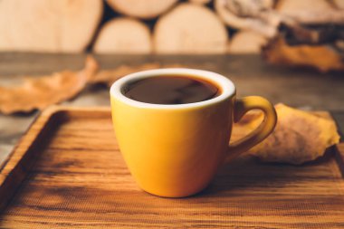 Ahşap zemin üzerinde bir fincan kahve olan tahta, yakın plan.