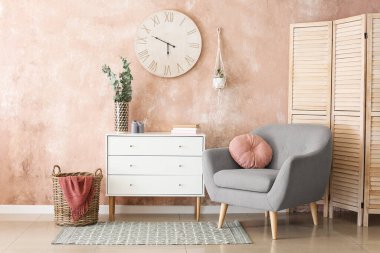 Modern çekmeceleri olan şık bir oturma odası.