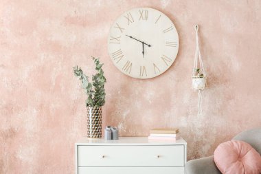 Modern çekmeceleri olan şık bir oturma odası.