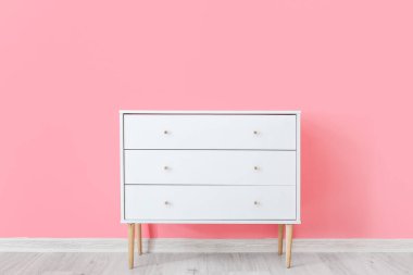 Renk duvarının yanındaki çekmeceler şık.