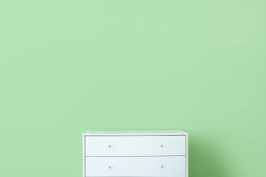 Renk duvarının yanındaki çekmeceler şık.