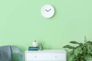 Odasında dekor olan şık çekmeceler.