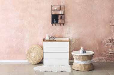 Modern çekmeceleri olan şık bir oturma odası.