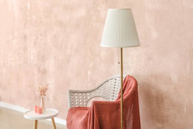 Modern oturma odasının içinde lamba ve koltuk var.